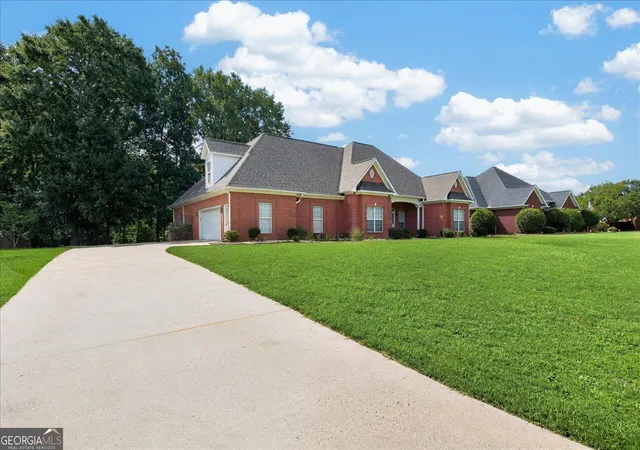 Photo 4 of Sale Pending at 214 Knob Hill Dr, Warner Robins, GA 31088 | MLS# 10726140 | Listing updated on 2026-08-24