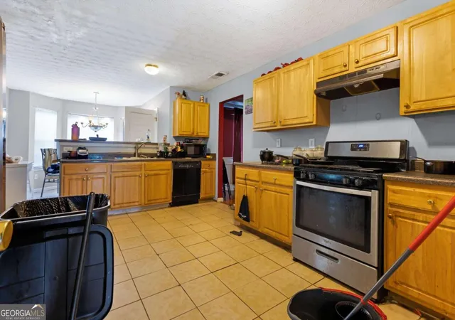 Photo 3 of Sale Pending at 547 Zoie Ln, Palmetto, GA 30268 | MLS# 10823554 | Listing updated on 2026-10-01