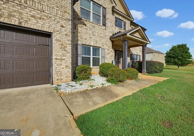 3rd image of 10 Paladin Dr, Covington, GA 30016 | MLS# 10828043