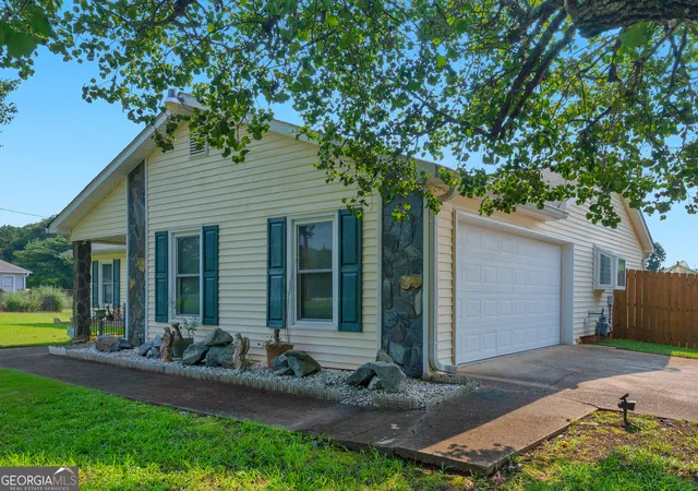 Photo 3 of Single family home for sale at 109 Summerfield Dr, Mcdonough, GA 30253 | MLS# 10820242 | Listing updated on 2026-09-18