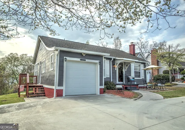 Photo 2 of Single family home for sale at 1005 S Crest Rd, Rossville, GA 30741 | MLS# 10817294 | Listing updated on 2026-09-04