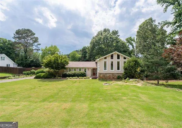 Photo 2 of Single family home for sale at 953 Hidden Holw Dr, Marietta, GA 30068 | MLS# 10778400 | Listing updated on 2026-09-20