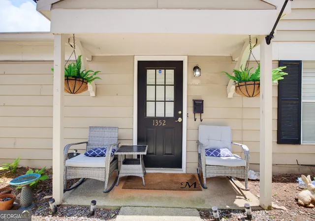 2nd image of 1352 Old Coach Rd Sw, Marietta, GA 30008 | MLS# 10821413
