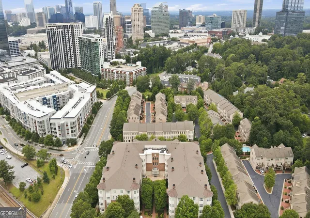 Listing Photo 2 - Condo for sale in building located at 3635 E Paces Cir Ne, Atlanta, GA 30326 - Unit #1114