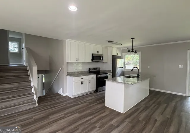 Photo 3 of Sale Pending at 215 Sunnydale Dr, Warner Robins, GA 31088 | MLS# 10832223 | Listing updated on 2026-09-02