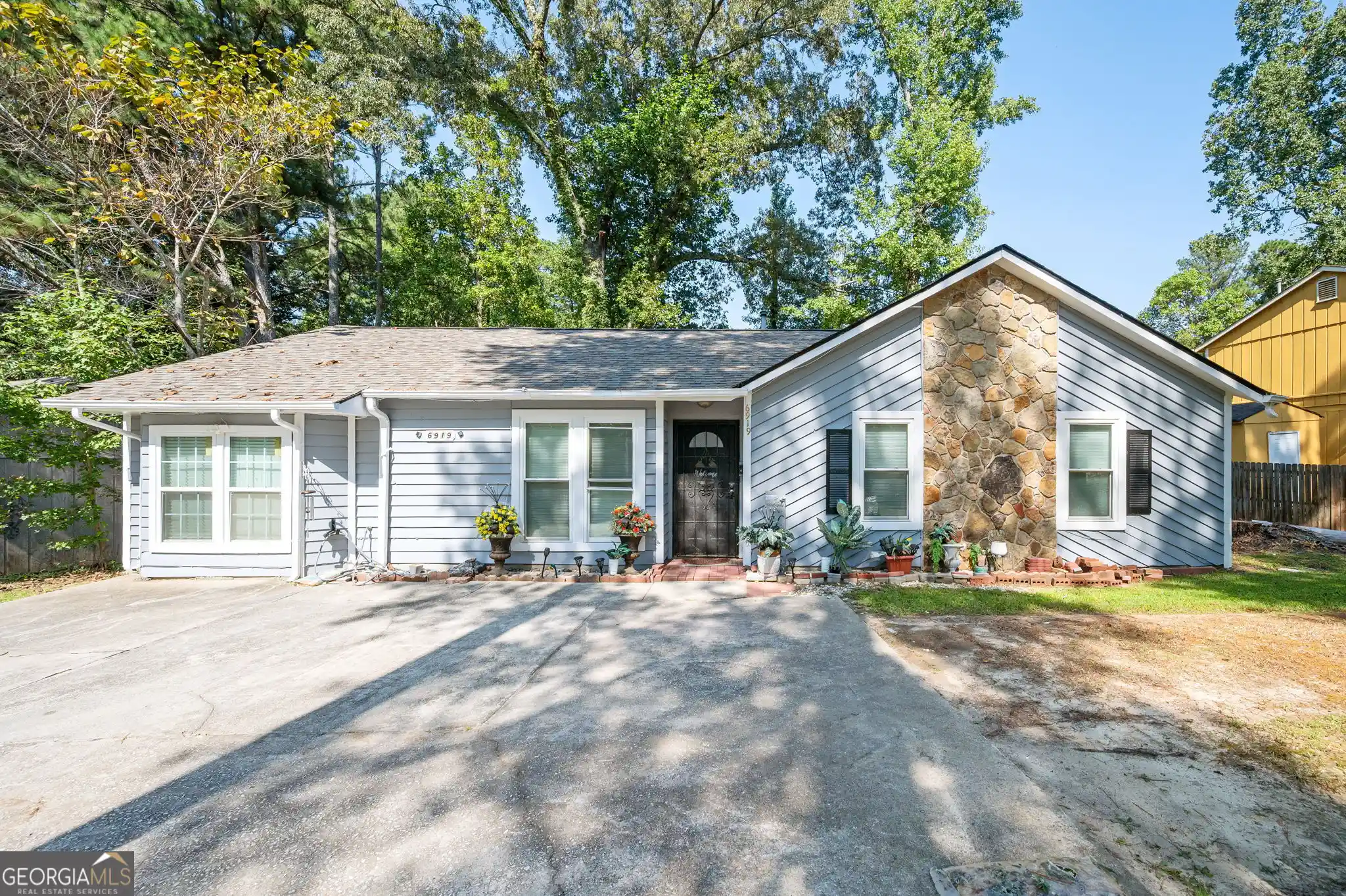 Photo 1 of Single family home for sale at 6919 Hickory Log Rd, Austell, GA 30168 | MLS# 10854697 | Listing updated on 2026-10-22