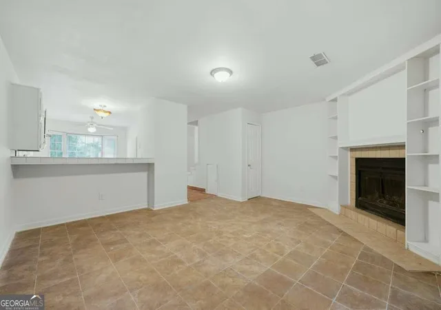 2nd image of 667 Hunting Creek Ln Se, Conyers, GA 30013 | MLS# 10793828