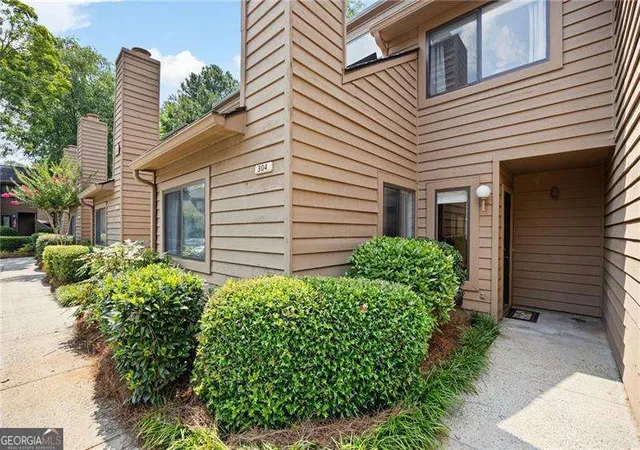 3rd image of 304 Parkaire Xing, Marietta, GA 30068 | MLS# 10797611