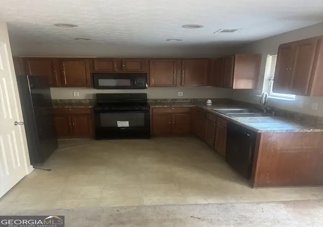 Photo 3 of Sale Pending at 9433 Lakeview Rd, Union City, GA 30291 | MLS# 10828623 | Listing updated on 2026-09-11