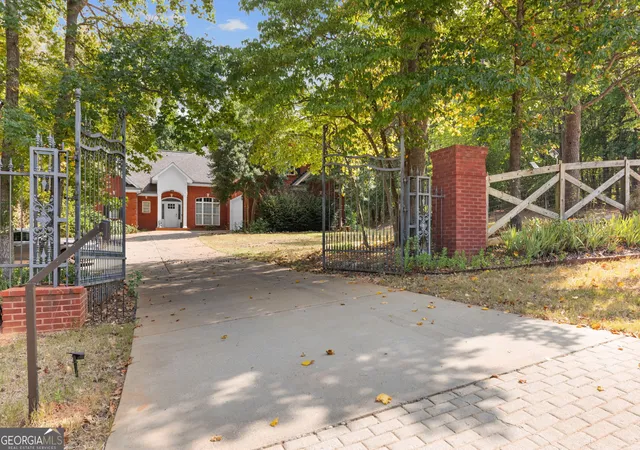 Photo 3 of Single family home for sale at 400 Countryside Dr, Mcdonough, GA 30252 | MLS# 10835195 | Listing updated on 2026-09-14