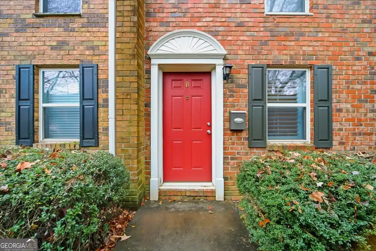 Listing Photo 2 - Condo for sale in 115 Winding River Dr located at 115 Winding River Dr, Sandy Springs, GA 30350 - Unit #UNIT B