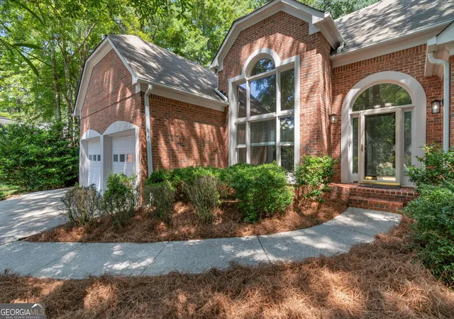 Photo 2 of Single family home for sale at 122 Bent Creek Dr, Woodstock, GA 30189 | MLS# 10834301 | Listing updated on 2026-09-18