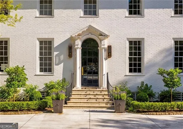 Photo 3 of Sale Pending at 3216 Glen Arden Dr Nw, Atlanta, GA 30305 | MLS# 10824641 | Listing updated on 2026-09-08