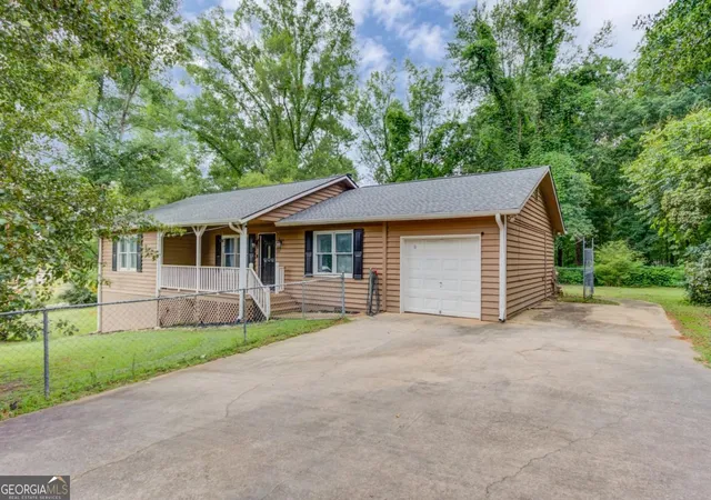 Photo 2 of Single family home for sale at 3305 Ladd Dr, Gainesville, GA 30506 | MLS# 10793356 | Listing updated on 2026-10-08
