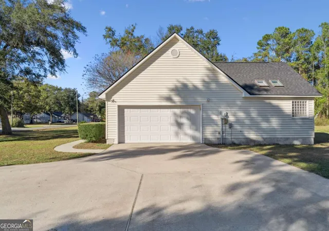 Photo 4 of Sale Pending at 154 Tison Dr, Brunswick, GA 31523 | MLS# 10657198 | Listing updated on 2025-12-16
