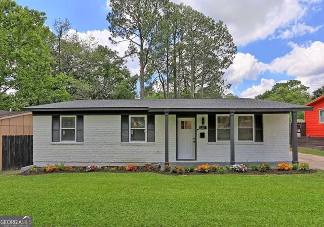 Photo 1 of Single family home for sale at 1217 E 34th St, Savannah, GA 31404 | MLS# 10795004 | Listing updated on 2026-09-10