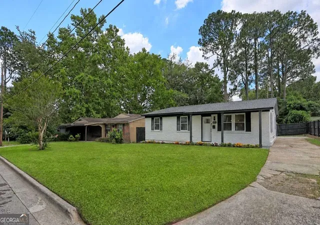 Photo 3 of Single family home for sale at 1217 E 34th St, Savannah, GA 31404 | MLS# 10795004 | Listing updated on 2026-09-10