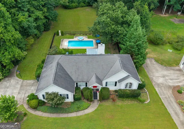 Photo 2 of Single family home for sale at 195 Galway Bnd, Tyrone, GA 30290 | MLS# 10826420 | Listing updated on 2026-09-11