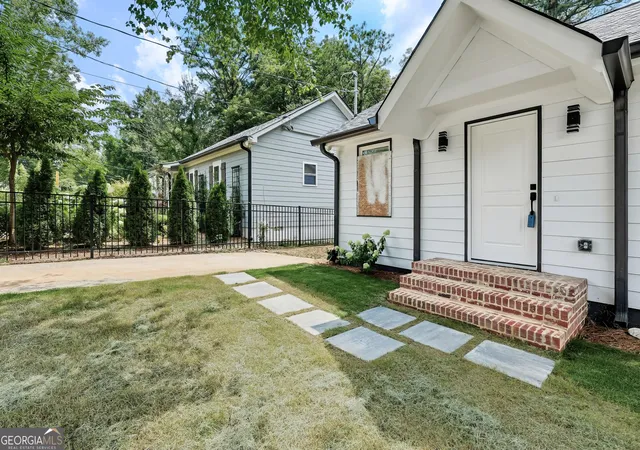Photo 1 of Sale Pending at 987 Lawton St Sw, Atlanta, GA 30310 | MLS# 10780842 | Listing updated on 2026-09-08