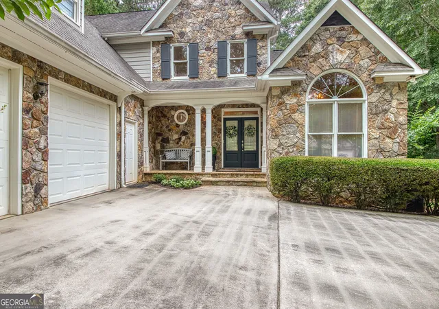 Photo 3 of Single family home for sale at 22 Shoreline Dr, Newnan, GA 30263 | MLS# 10794660 | Listing updated on 2026-09-18