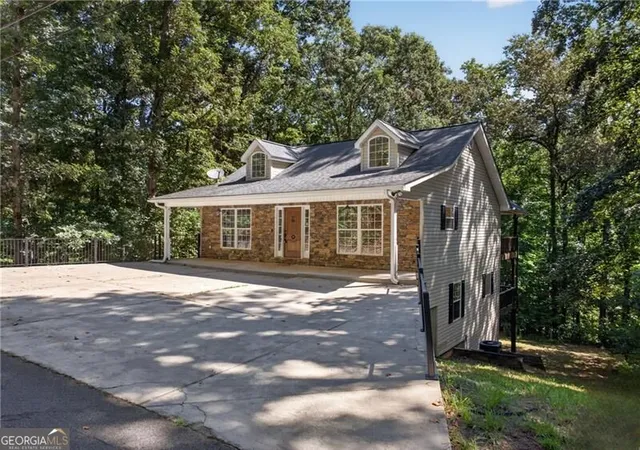 Photo 2 of Single family home for sale at 825 Rue Fluer De Lis, Lavonia, GA 30553 | MLS# 10830912 | Listing updated on 2026-09-04