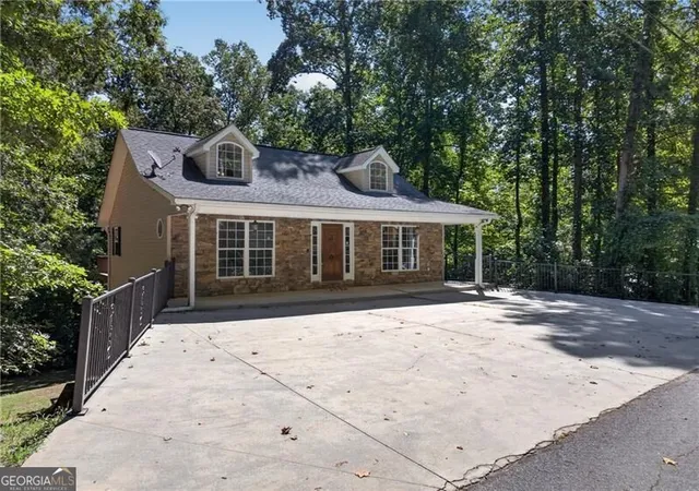 Photo 3 of Single family home for sale at 825 Rue Fluer De Lis, Lavonia, GA 30553 | MLS# 10830912 | Listing updated on 2026-09-23