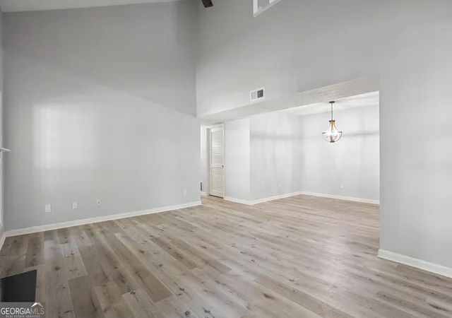Listing Photo 2 - Condo for sale in building located at 6430 Oakleaf Wy, Morrow, GA 30260
