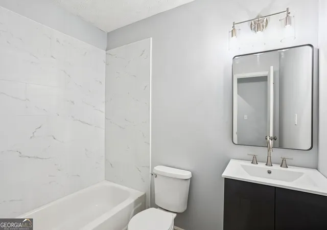 Listing Photo 5 - Condo for sale in building located at 6430 Oakleaf Wy, Morrow, GA 30260