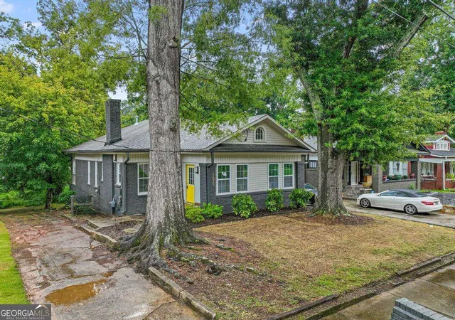 Photo 3 of Sale Pending at 1670 S Gordon St Sw, Atlanta, GA 30310 | MLS# 10819895 | Listing updated on 2026-09-25