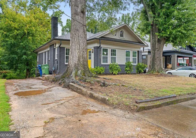 Photo 3 of Sale Pending at 1670 S Gordon St Sw, Atlanta, GA 30310 | MLS# 10819895 | Listing updated on 2026-09-25
