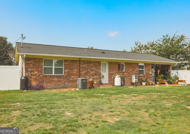 Photo 3 of Single family home for sale at 106 Beaver Dr, Blackshear, GA 31516 | MLS# 10834032 | Listing updated on 2026-09-10
