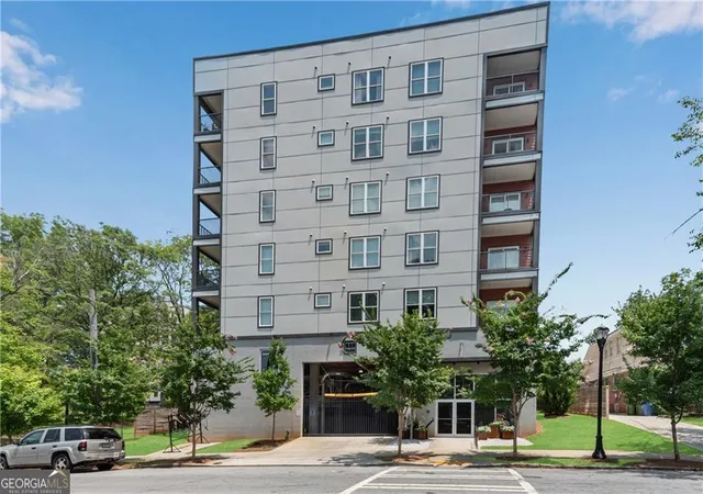 Listing Photo 2 - Condo for sale in building located at 525Th Pkwy Dr Ne, Atlanta, GA 30308 - Unit #208