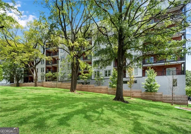 Listing Photo 3 - Condo for sale in building located at 525Th Pkwy Dr Ne, Atlanta, GA 30308 - Unit #208