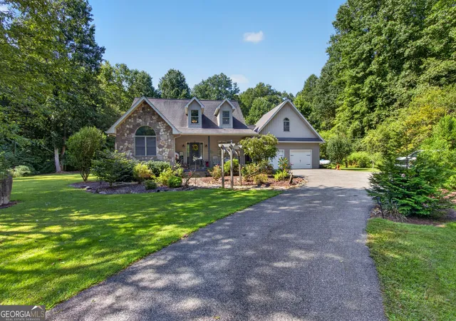 Photo 3 of Single family home for sale at 137 Noblet Dr, Hiawassee, GA 30546 | MLS# 10831654 | Listing updated on 2026-09-08