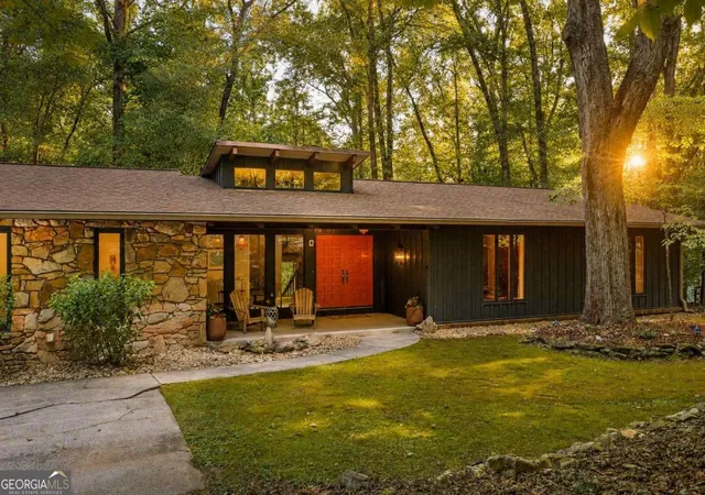 Photo 2 of Sale Pending at 3540 Country Estate Dr Nw, Kennesaw, GA 30152 | MLS# 10828430 | Listing updated on 2026-10-01