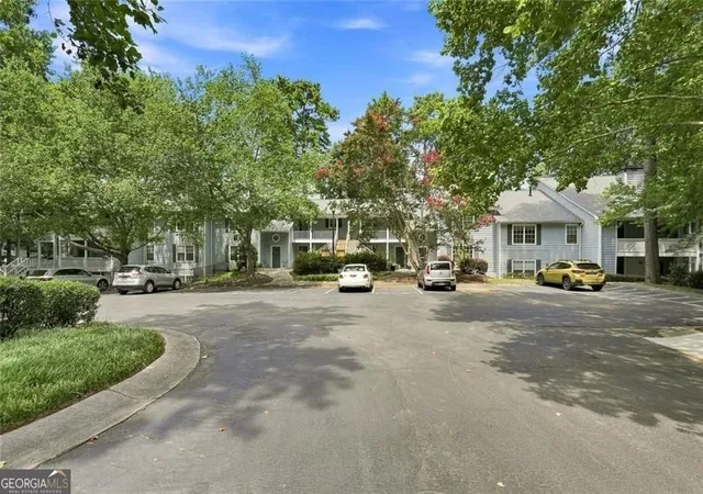 Listing Photo 4 - Condo for sale in building located at 4081 Riverlook Pkwy SE, Marietta, GA 30067 - Unit #207