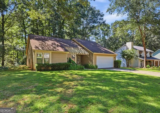 Photo 2 of Sale Pending at 950 Laurel Mill Dr, Roswell, GA 30076 | MLS# 10833686 | Listing updated on 2026-09-05