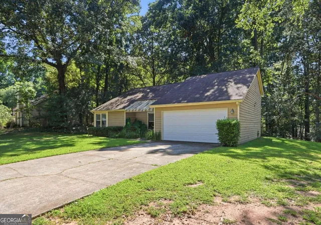 Photo 3 of Sale Pending at 950 Laurel Mill Dr, Roswell, GA 30076 | MLS# 10833686 | Listing updated on 2026-09-05