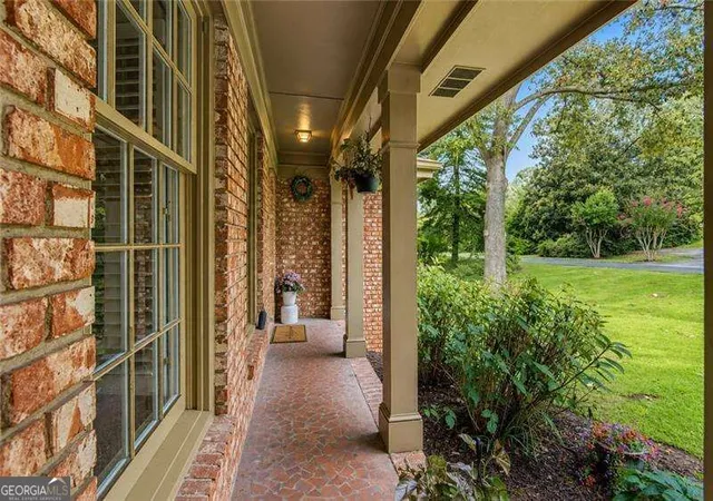 Photo 3 of Sale Pending at 702 Highview Dr Se, Smyrna, GA 30082 | MLS# 10829562 | Listing updated on 2026-09-10