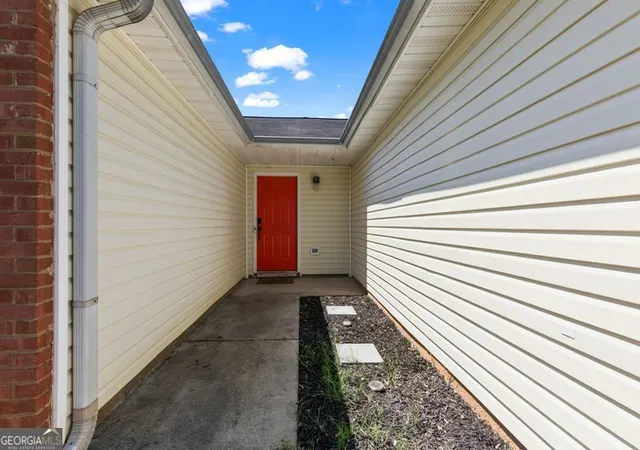 Photo 2 of Single family home for sale at 511 Lakecourt Dr, Mcdonough, GA 30253 | MLS# 10833106 | Listing updated on 2026-09-28