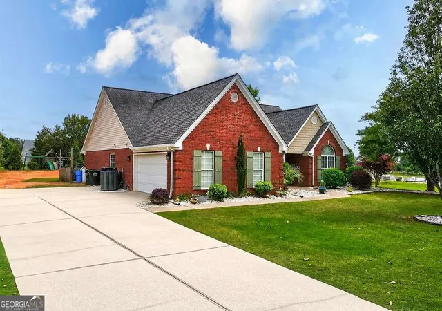 Photo 2 of Sale Pending at 1040 Sapphire Trl, Bogart, GA 30622 | MLS# 10764330 | Listing updated on 2026-09-04