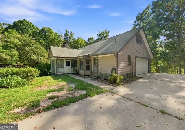 Photo 3 of Sale Pending at 706 Fredonia Church Rd, Barnesville, GA 30204 | MLS# 10833270 | Listing updated on 2026-09-15