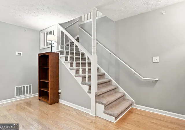 Listing Photo 4 - Condo for sale in building located at 3940 Riverlook Pkwy SE, Marietta, GA 30067 - Unit #103