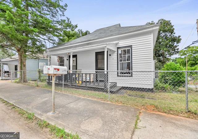 Listing Photo 3 - Condo for sale in building located at 209 Ware St, Lagrange, GA 30241