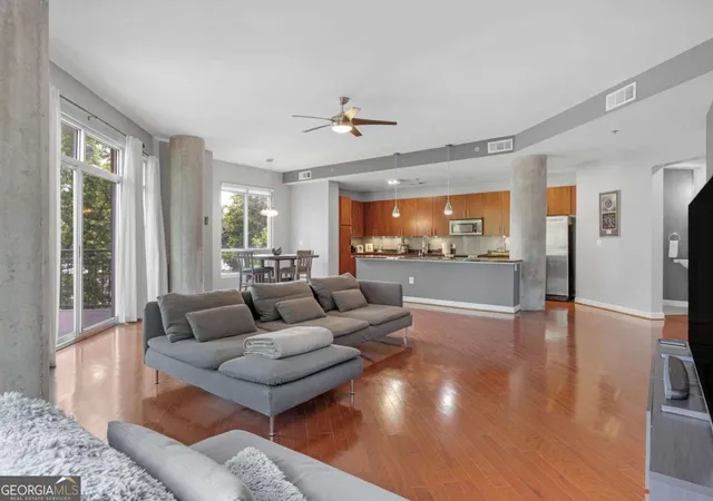 Listing Photo 5 - Condo for sale in building located at 711 Cosmopolitan Dr Ne, Atlanta, GA 30324 - Unit #321