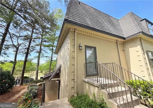 Listing Photo 3 - Condo for sale in building located at 27 Chaumont Sq NW, Atlanta, GA 30327