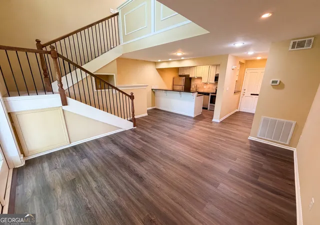 Listing Photo 4 - Condo for sale in building located at 27 Chaumont Sq NW, Atlanta, GA 30327