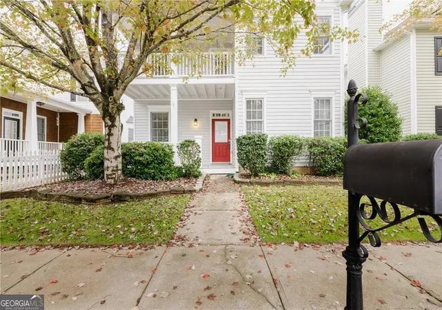 Photo 3 of Sale Pending at 747 Gardenside Cir, Marietta, GA 30067 | MLS# 10635209 | Listing updated on 2025-11-06