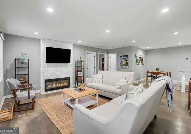 Photo 2 of Single family home for sale at 1401 Mims St Sw, Atlanta, GA 30314 | MLS# 10825920 | Listing updated on 2026-08-28
