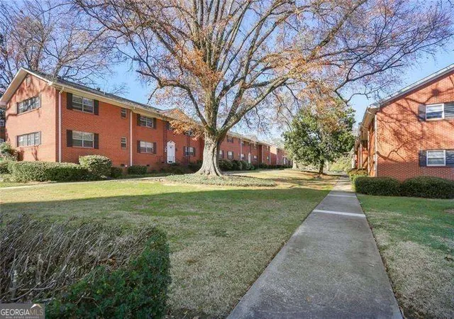 2nd image of 3660 Peachtree Rd Ne, Atlanta, GA 30319